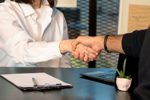 Handschlag zwischen zwei Geschäftspartnern