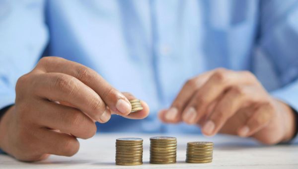 Deux mains trient des pièces de monnaie
